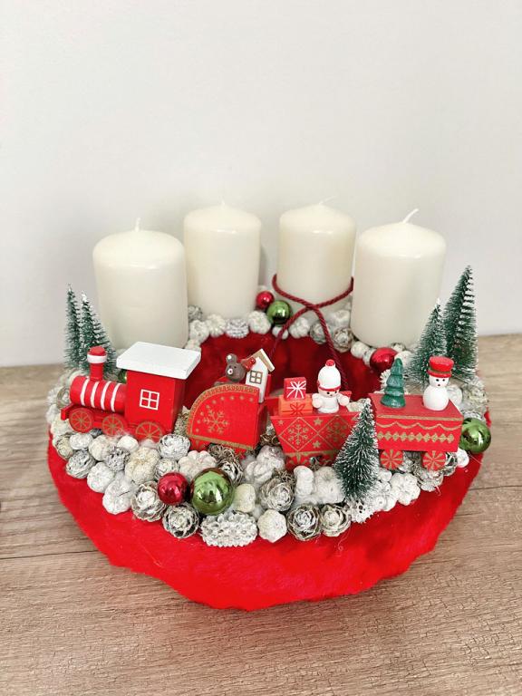 Adventi koszorú piros vonattal